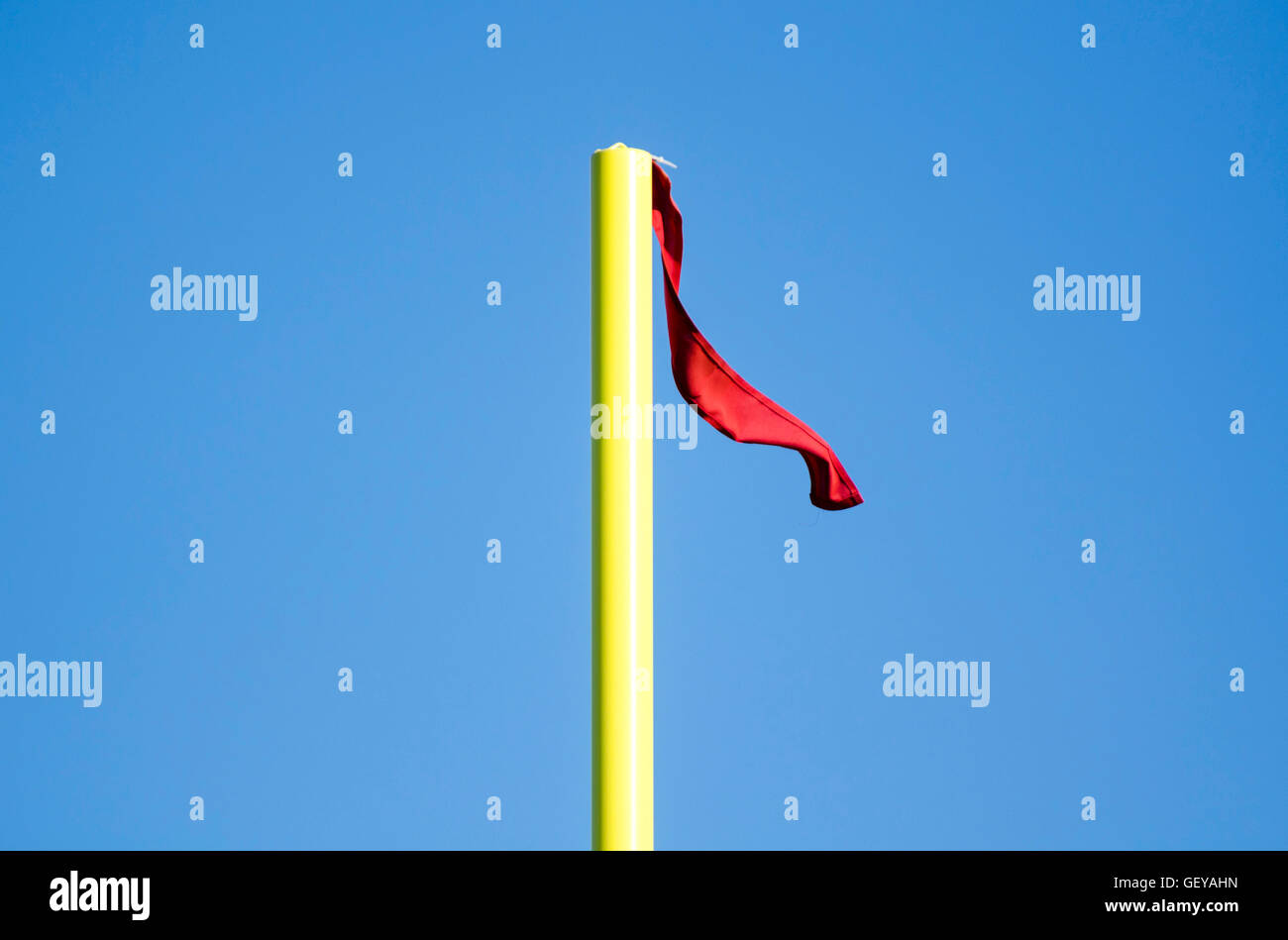 Poteau de but jaune rouge avec drapeau de la direction du vent Banque D'Images