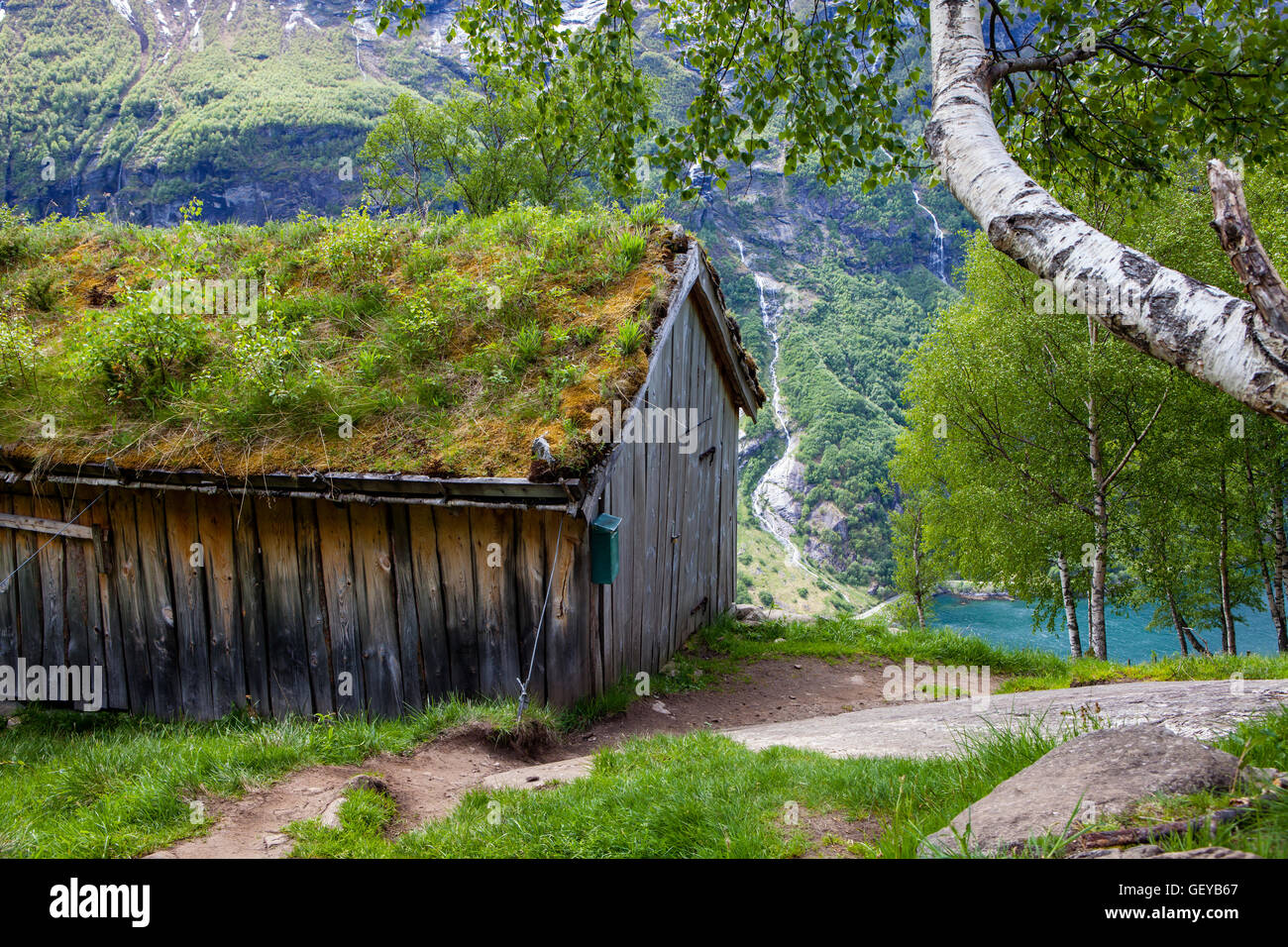 Cabane en bois à Vesterasfjellet point de vue au fjord de Geiranger, Norvège Banque D'Images