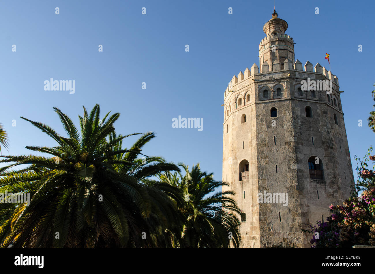 La Torre del Oro, en espagnol : Torre del Oro, est une tour de contrôle militaire, composé de 12 Parties, qui se dresse sur la rive de Séville, Espagne Banque D'Images