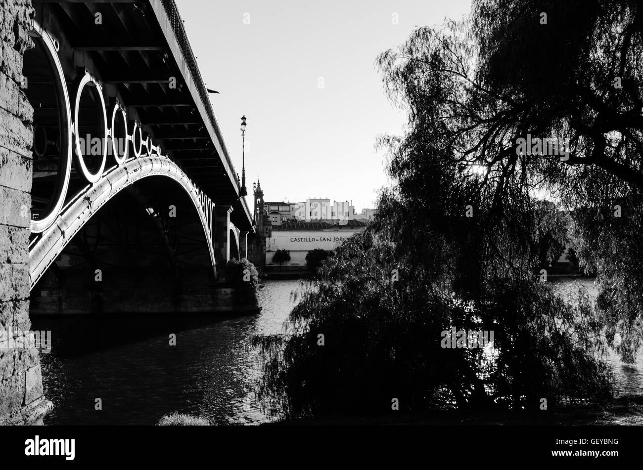 Le pont de Triana (dans immo le pont Isabel II) dans la ville de Séville, Espagne Banque D'Images