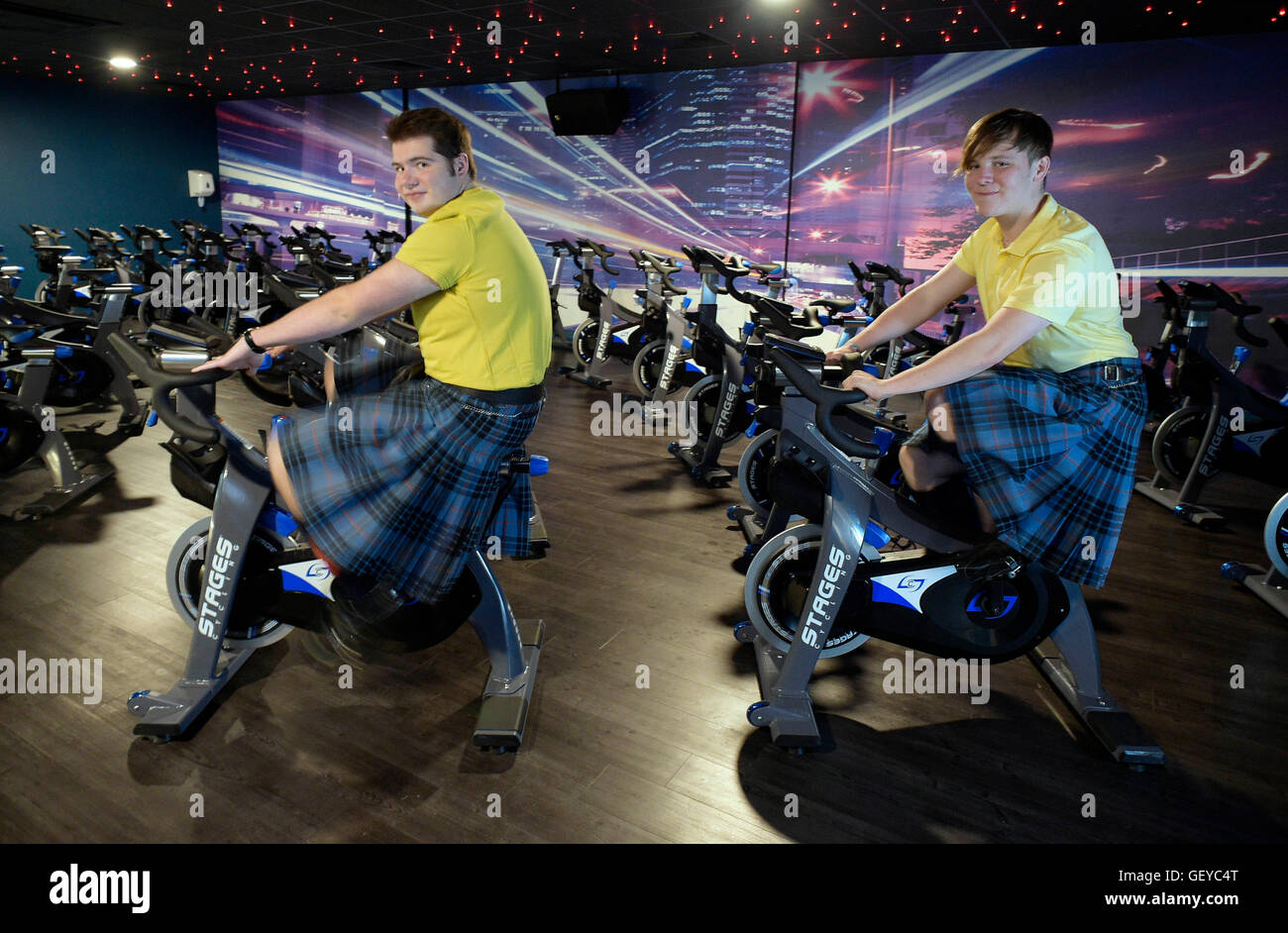 EDITORIAL N'utilisez que Blair Wishart (à gauche) et Ciaran Gaughan Johnstone Pipe Band de travailler avec des entraîneurs personnels à David Lloyd Renfrew pour créer un programme d'entraînement pour le début de la saison international piping en Ecosse. Banque D'Images