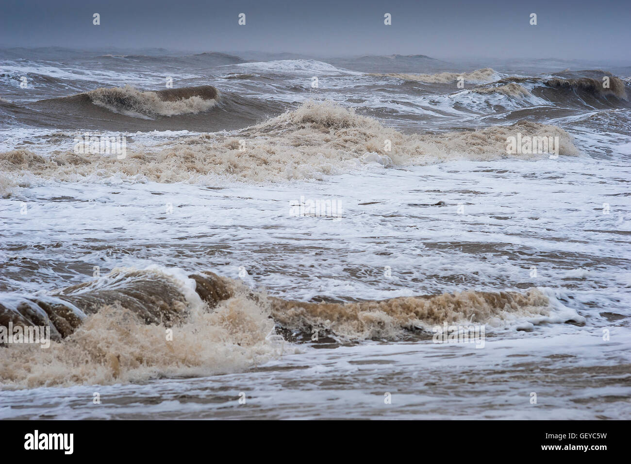 Plage de la mer orageux, vue sur une mer du Nord orageux brisant les vagues contre la côte du Suffolk à Thorpeness, Angleterre. Banque D'Images
