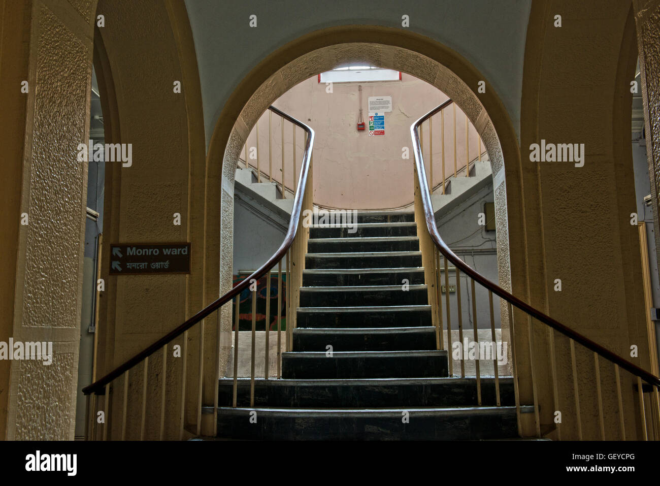 Une partie de l'escalier principal au sein de l'Hôpital St Clements fermé dans l'East End londonien avant le réaménagement. Banque D'Images