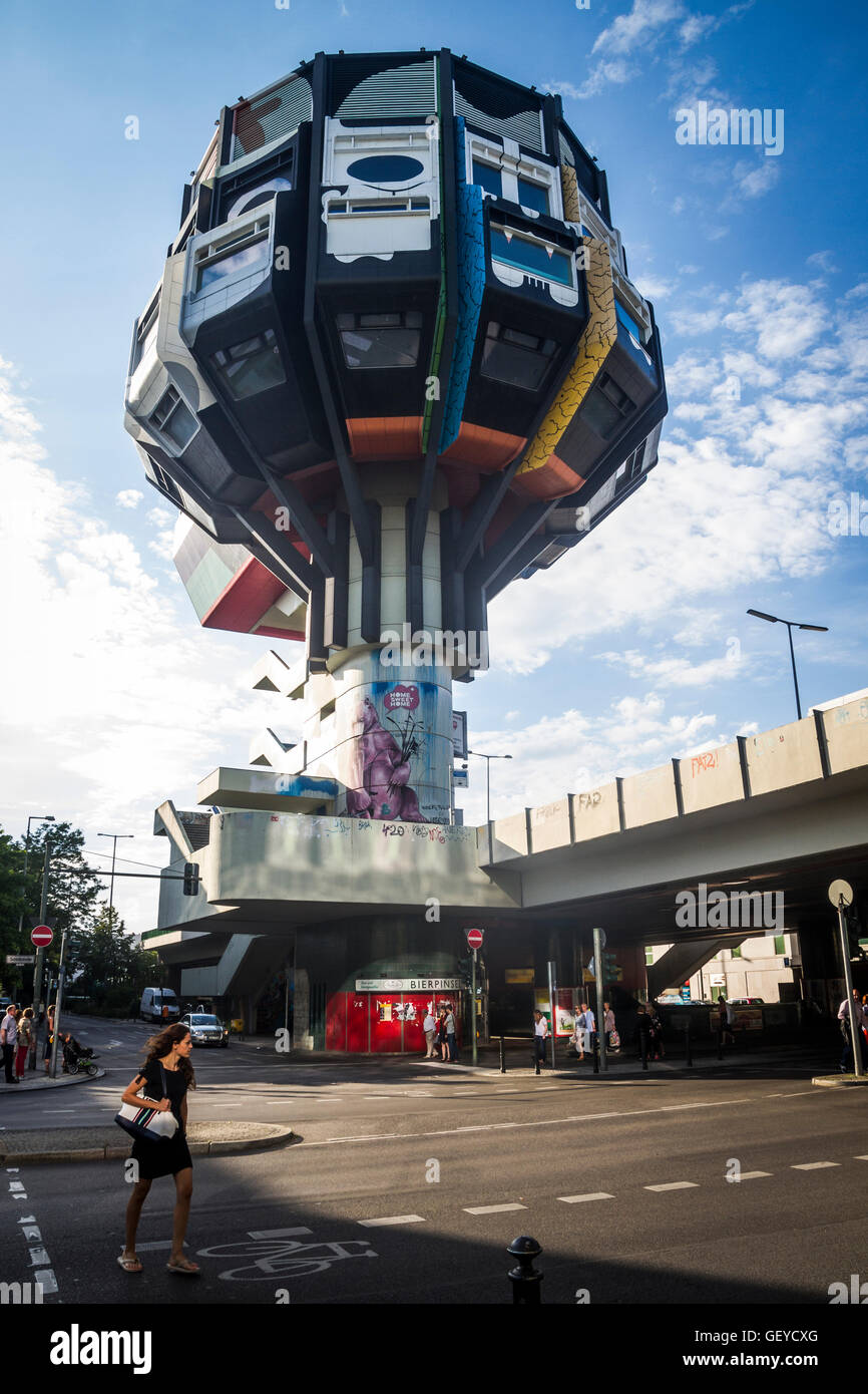 Une femme traverse la rue sous le Bierpinsel à Steglitz, Berlin, Allemagne. Banque D'Images