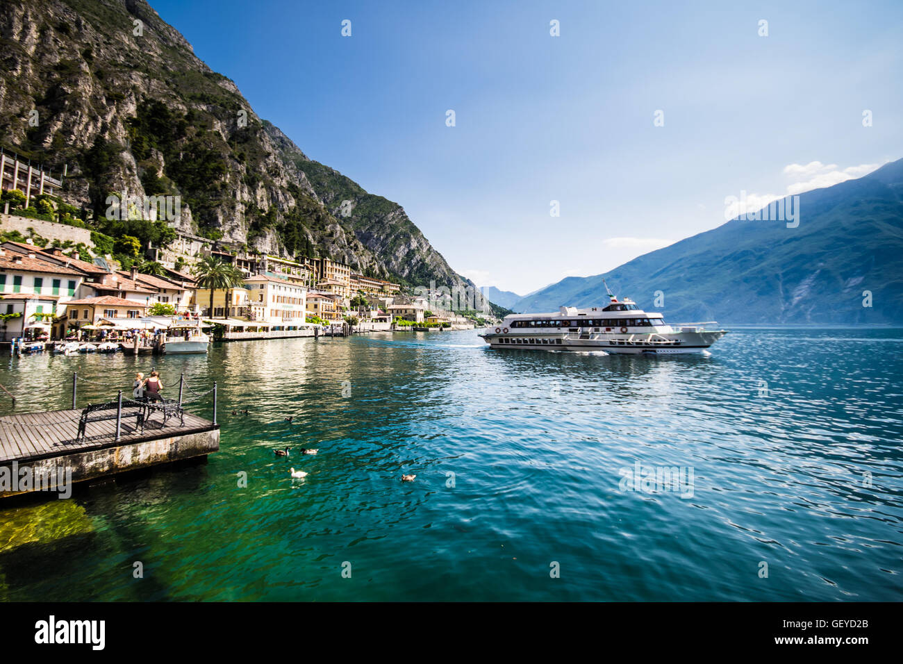 Ferry quitte de Limone del Garda, Lac de Garde, Italie Photo Stock - Alamy