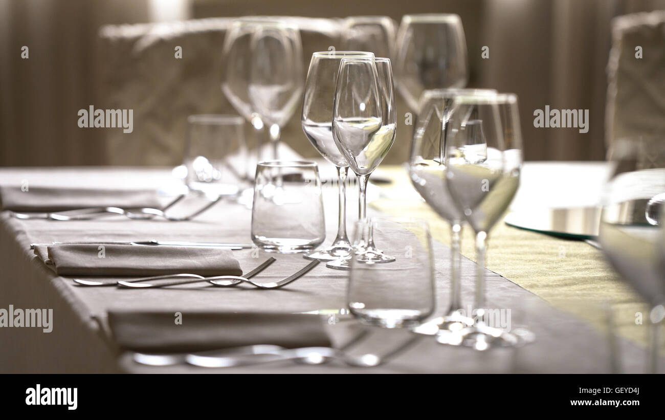 Table avec nappe blanche et verres de cristal. Banque D'Images