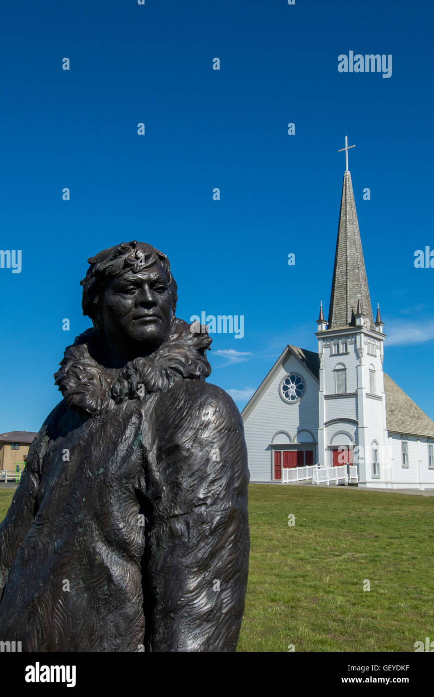 La péninsule Seward, Alaska, nome, enclume city square. statue de 'les deux garçons eskimo' en face de la vieille ville historique de st. joseph hall. Banque D'Images