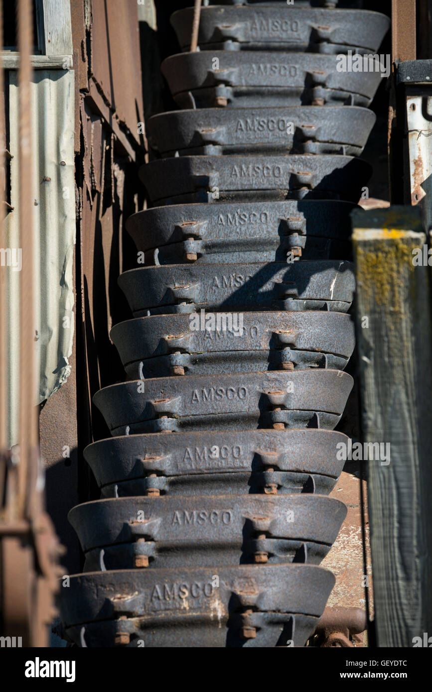 Alaska, Nome. Swanberg Dredge, Alaska Gold Company la drague no 5, plus petit que la plupart, mais typique du design. Détail de minerai des seaux. Banque D'Images