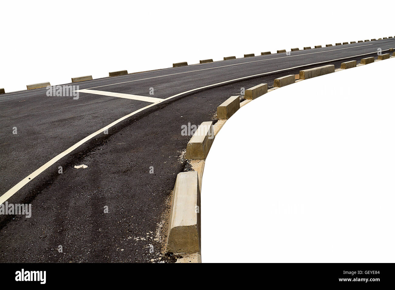 Résumé de l'asphalte noir et le transport routier en béton le long de la courbe avec à côté du chemin isolé sur fond blanc Banque D'Images