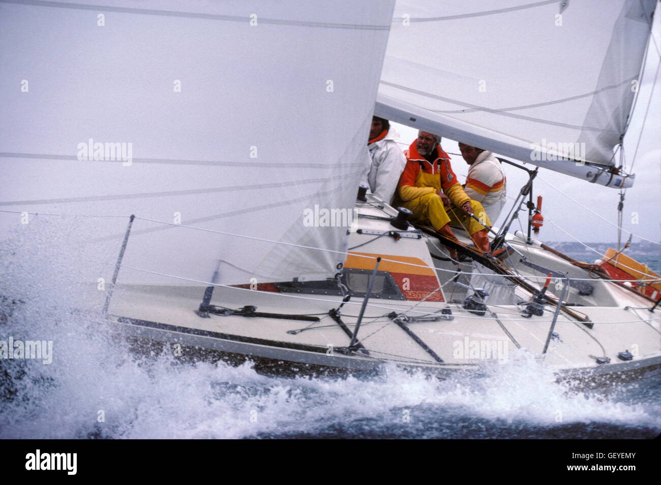 Nouvelles photos d'AJAX. 1981. POOLE, en Angleterre. - WORLD CUP - demi-tonne Roi UN SKIPPÉ PAR PAUL ELVSTROM. PHOTO:JONATHAN EASTLAND/AJAX REF : DISQUE DUR/ 21207/2/69 Banque D'Images