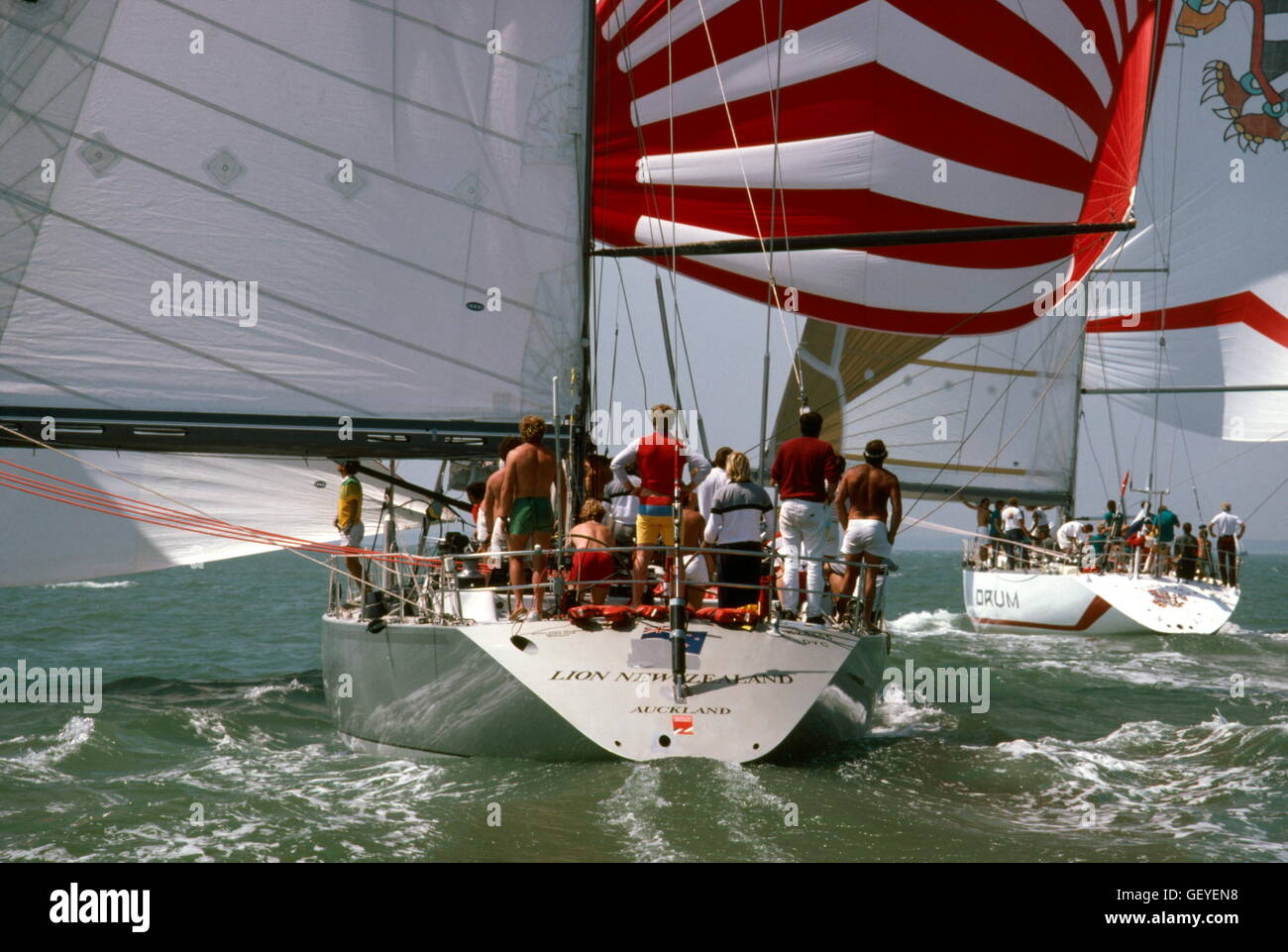 AJAXNETPHOTO. 1985. SOLENT, en Angleterre. - RACE WHITBREAD - LION NEW ZEALAND SKIPPÉ PAR PETER BLAKE (NZ) ET SIMON LE BON AU TAMBOUR (GBR). PHOTO:JONATHAN EASTLAND/AJAX REF:853732 Banque D'Images