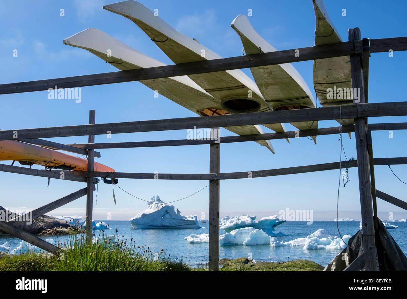 Kayaks Inuit à l'envers sur une grille par coast d'icebergs d'Ilulissat en flottant au large des côtes de la mer. Jakobshavn Ilulissat (Groenland) Banque D'Images