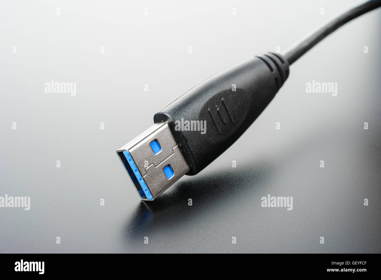 Câble USB 3.0 noir isolé sur Banque D'Images