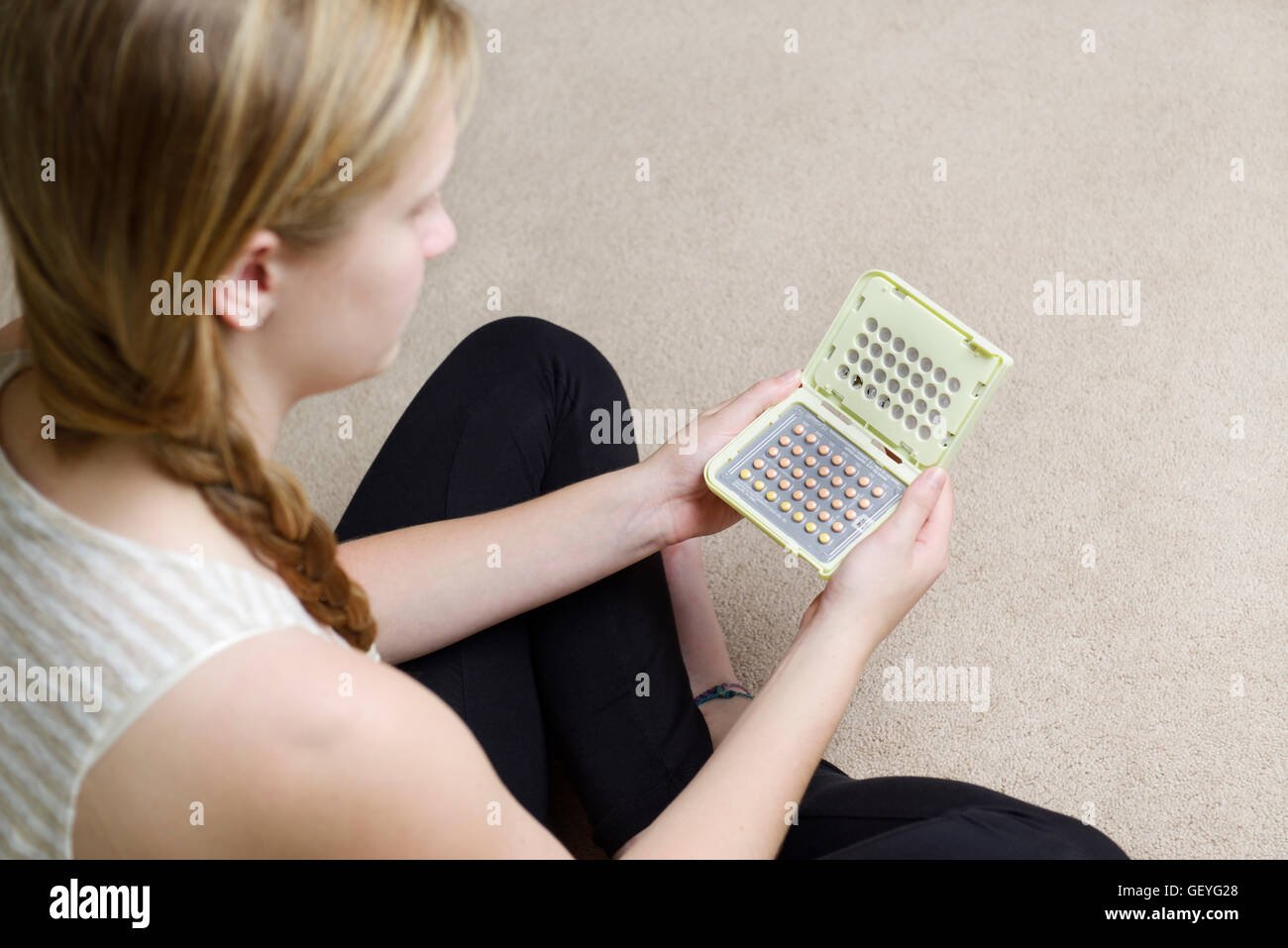 Teen girl holding birth control pills Banque D'Images