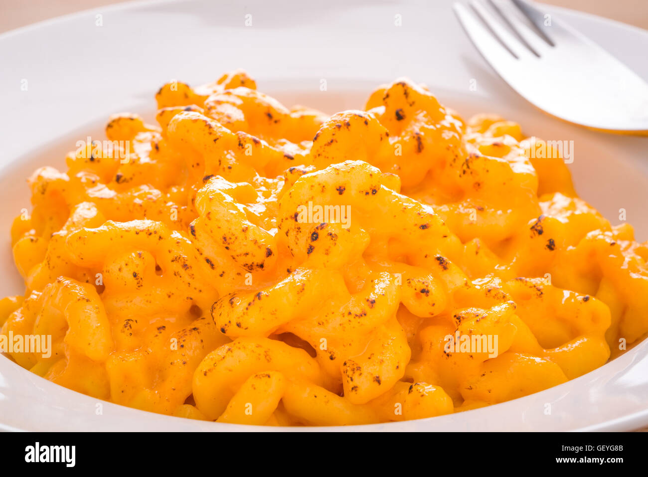 Macaroni au fromage assiette blanche classique Sud confort alimentaire. Banque D'Images