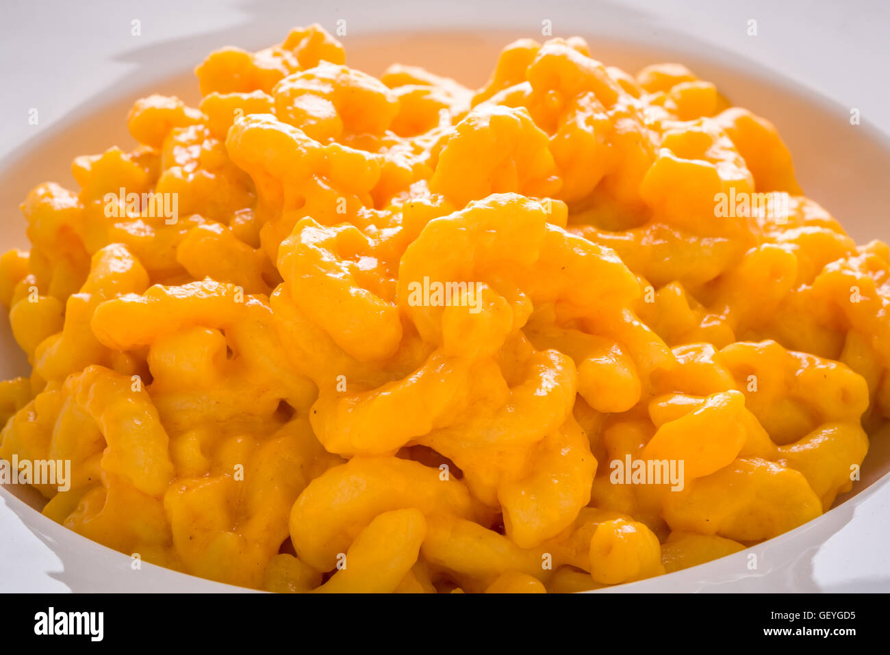 Macaroni au fromage assiette blanche classique Sud confort alimentaire. Banque D'Images