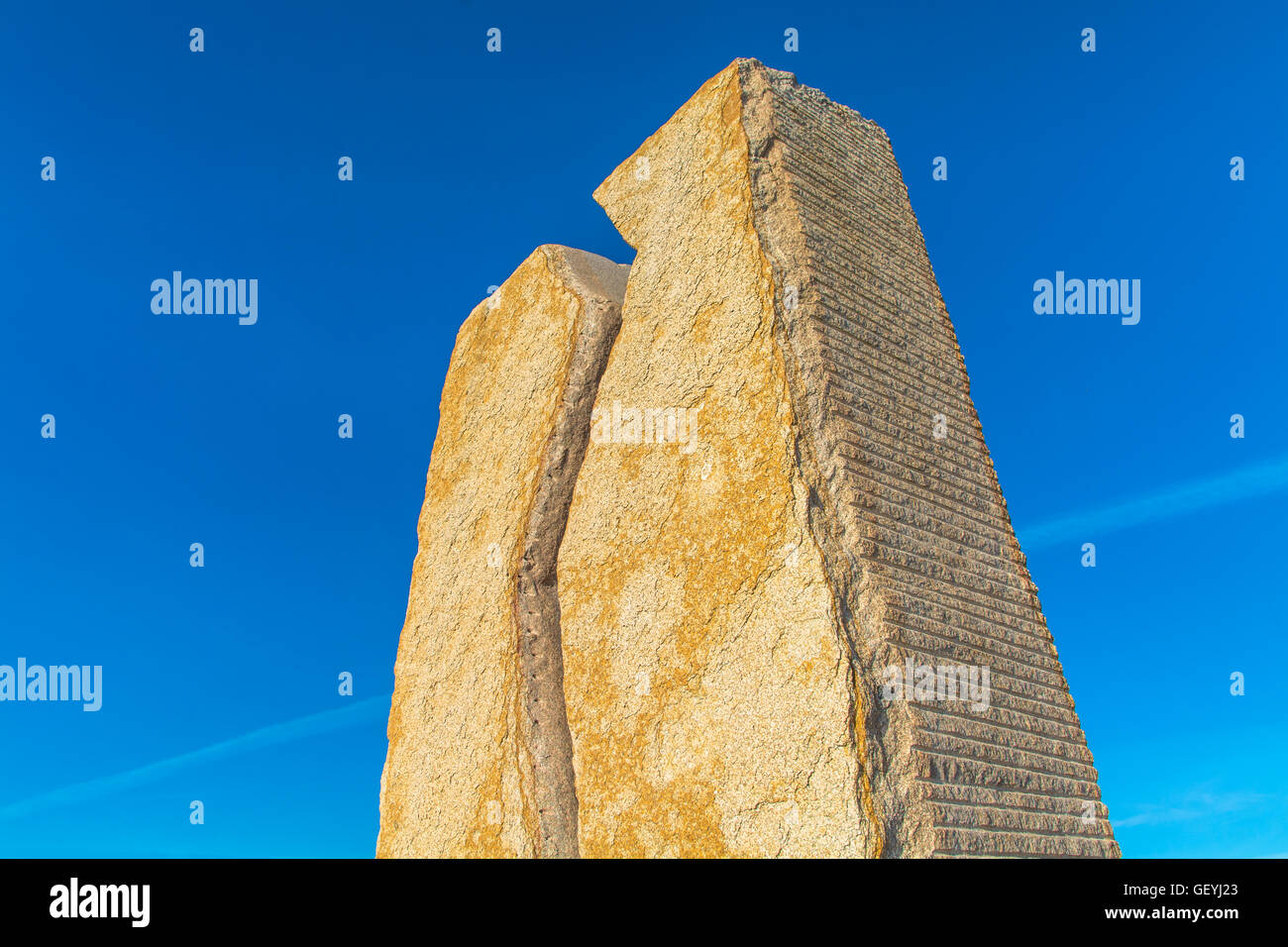 Low Angle View of Modern Monument monolithe de granit contre Ciel Bleu clair Banque D'Images
