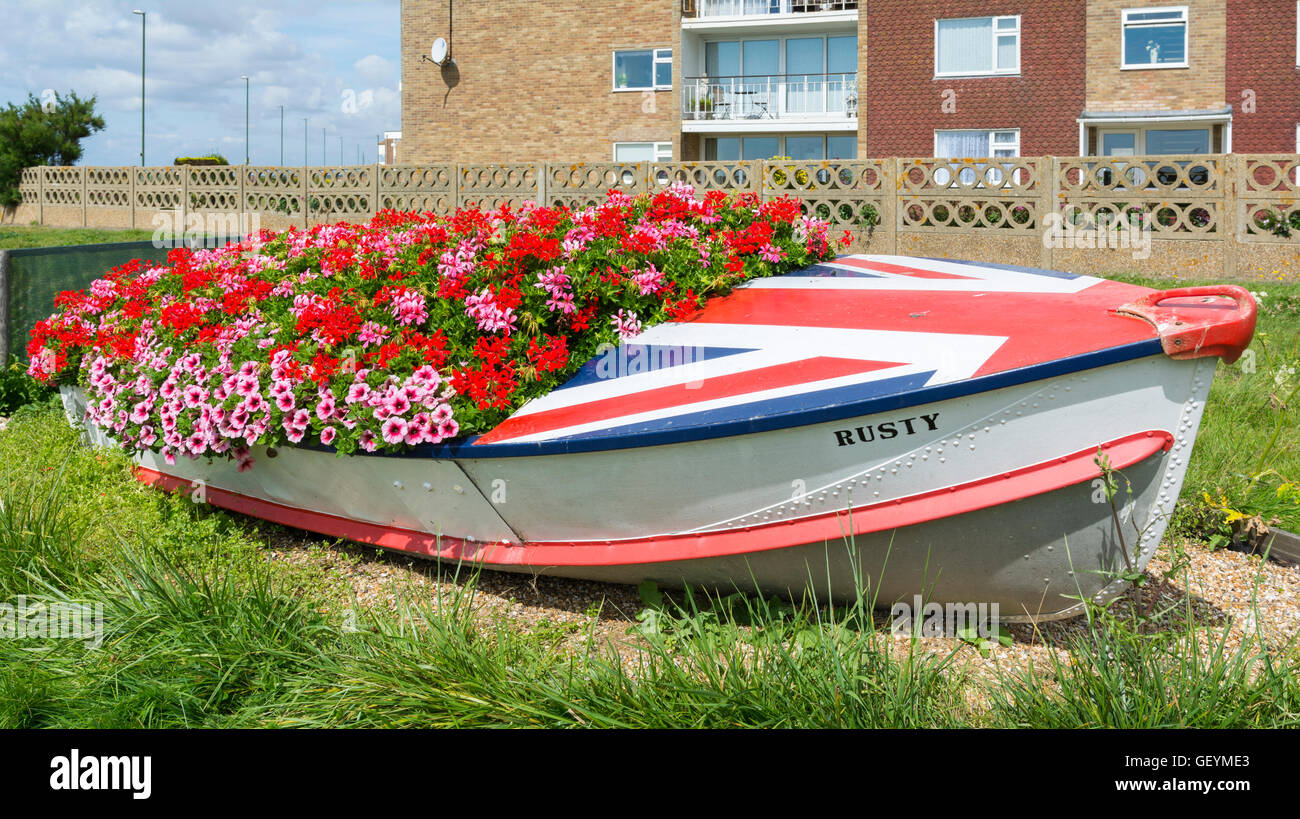 Bateau de fleurs en été, l'affichage de Littlehampton, West Sussex, Angleterre, Royaume-Uni. Banque D'Images