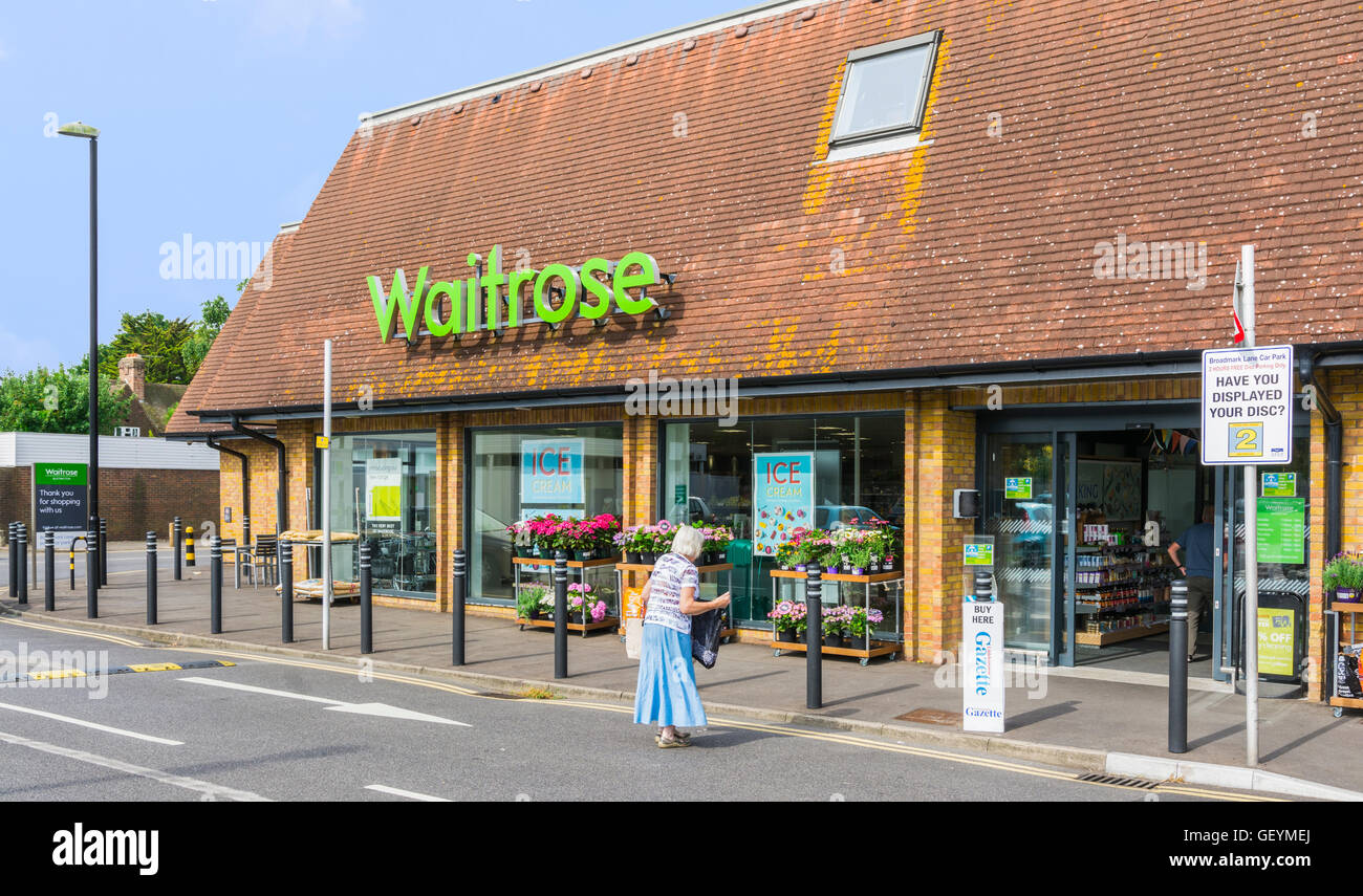 Waitrose supermarché alimentaire store front dans Norfolk Arms, West Sussex, Angleterre, Royaume-Uni. Banque D'Images
