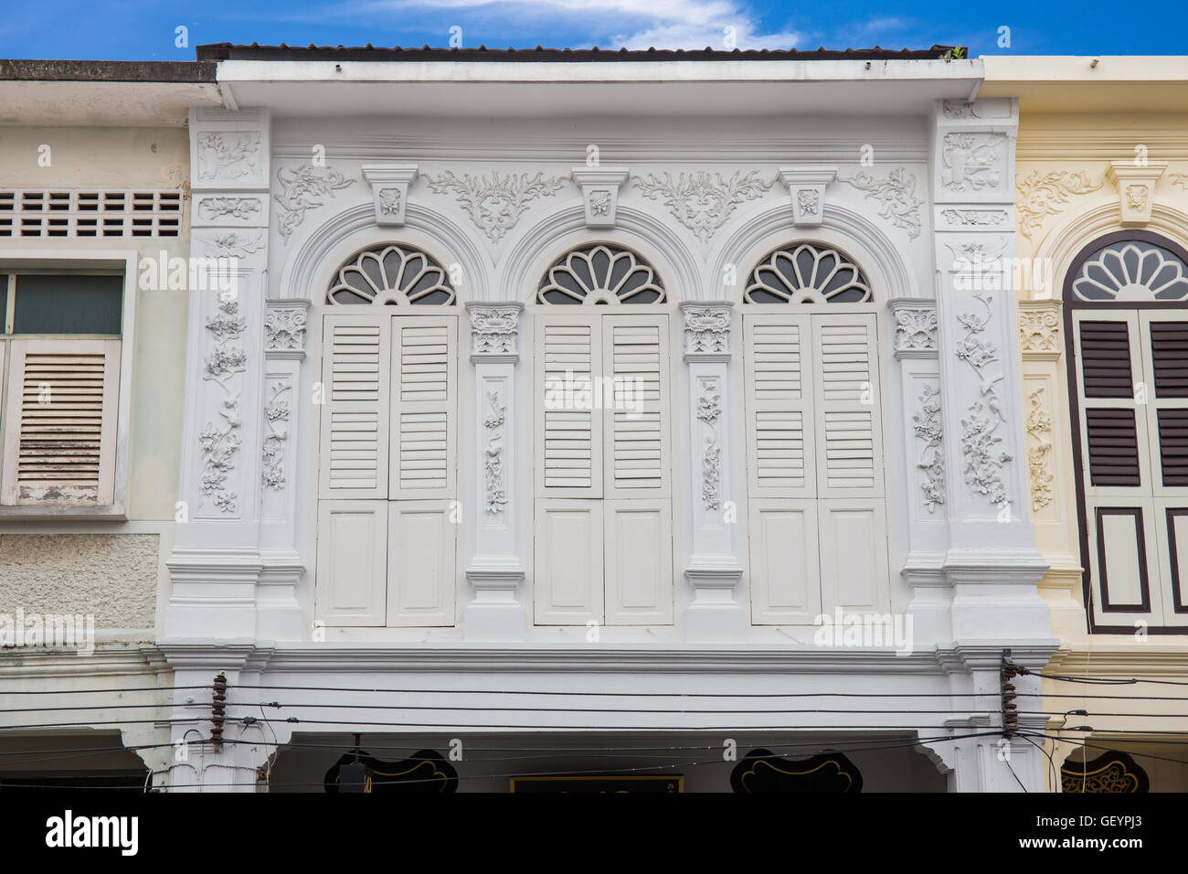 L'architecture de style sino-portugais windows classique à Phuket en Thaïlande. Windows Vintage Banque D'Images