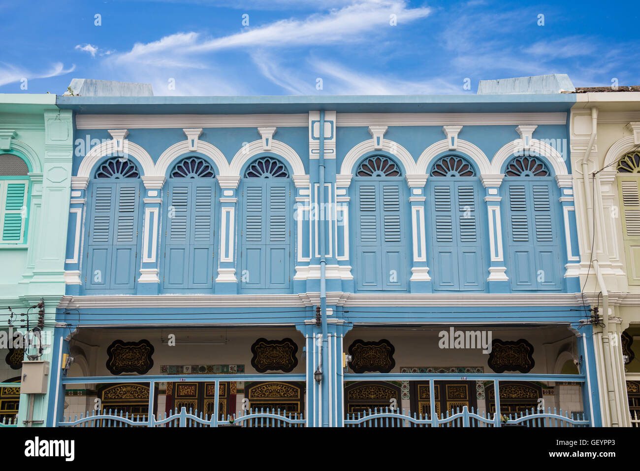 L'architecture de style sino-portugais windows classique à Phuket en Thaïlande. Windows Vintage Banque D'Images