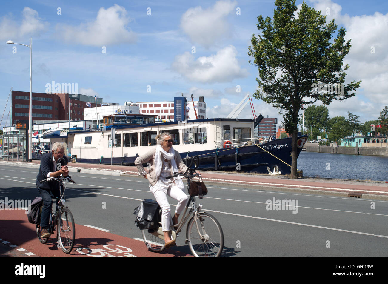 Randonnée à vélo le long de la piste cyclable de Alkmaar Noord-holland Banque D'Images