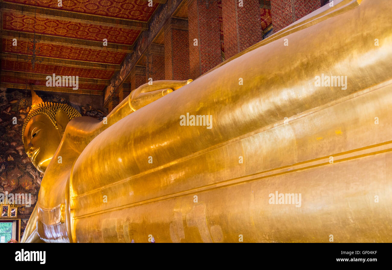 Grand Bouddha couché statue en or de Wat Pho, Bangkok, Thaïlande Banque D'Images