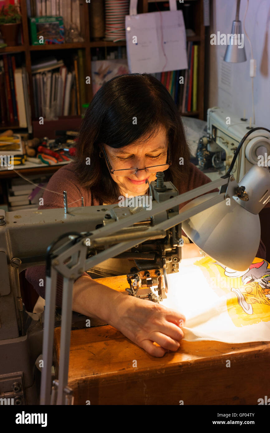 Artiste à l'œuvre dans le tissu de l'Artisan trimestre. Banque D'Images