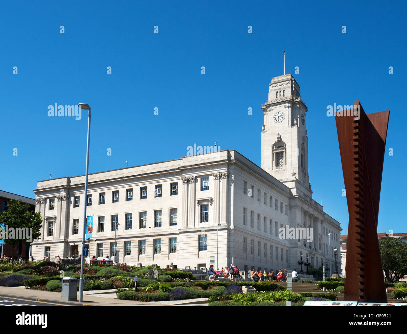 2006 verticale de passage Sculpture par Nigel Hall à l'hôtel de ville de Barnsley South Yorkshire Angleterre Banque D'Images