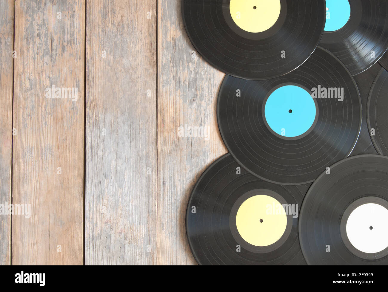 Les disques vinyles sur le dessus de bois avec de l'espace Banque D'Images