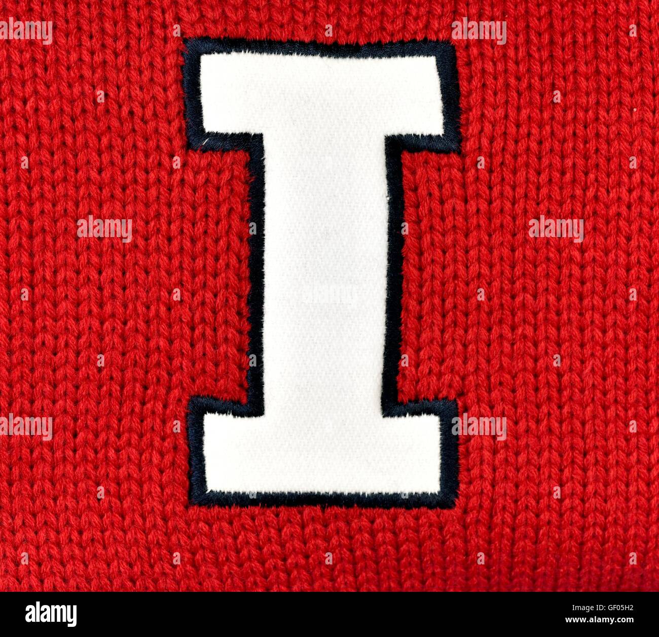 Une lettre majuscule blanc I sur un fond en tricot rouge Banque D'Images