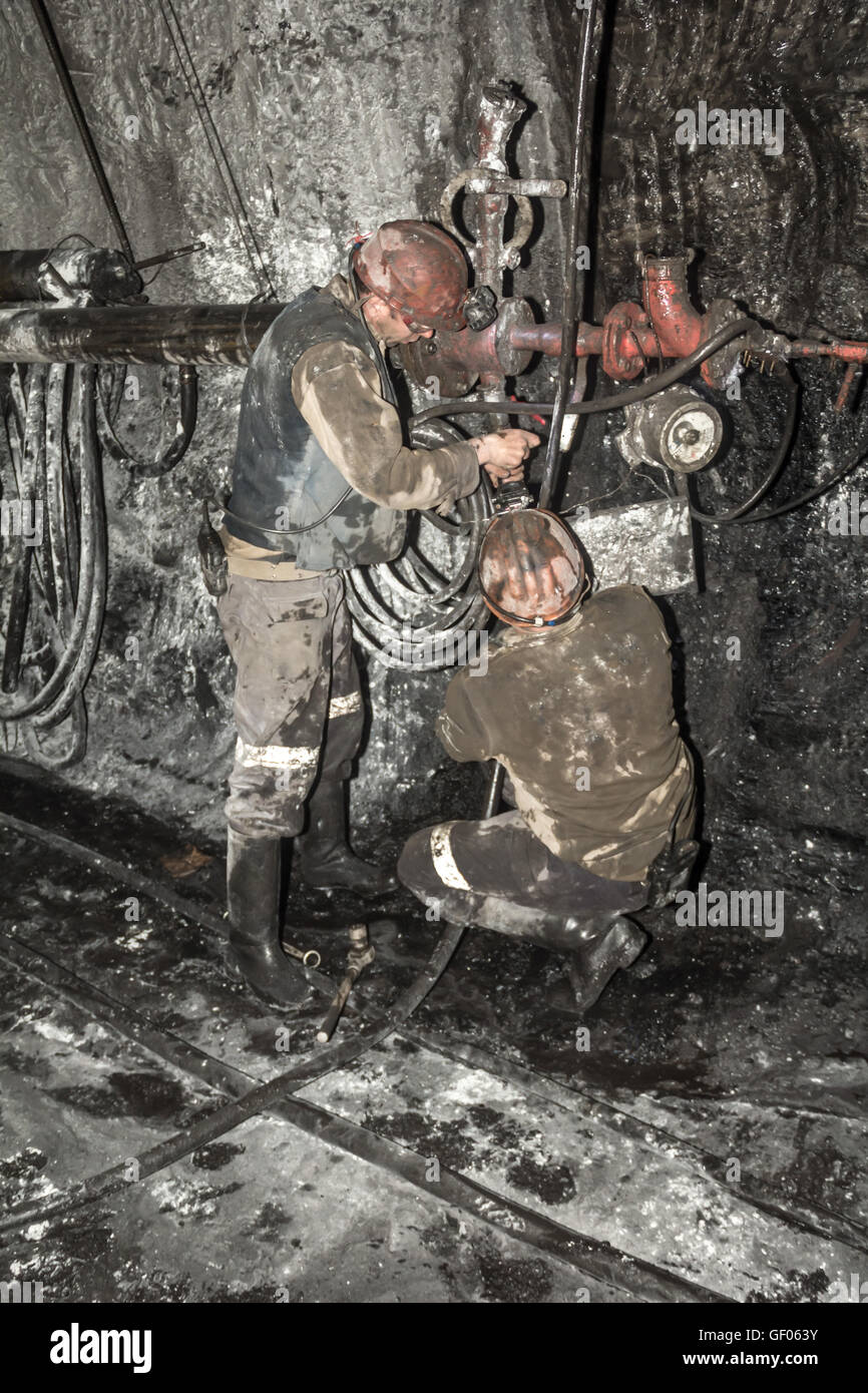 Miner effectue le travail dans une mine Banque D'Images