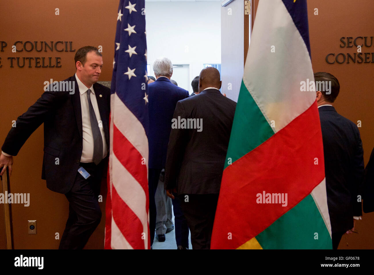 Kerry Secrétaire et Président de la République d'Afrique centrale Touadéra Marchez dans une salle pour tenir une réunion après la signature de l'Accord sur le Changement Climatique COP21 le jour de la Terre à New York Banque D'Images