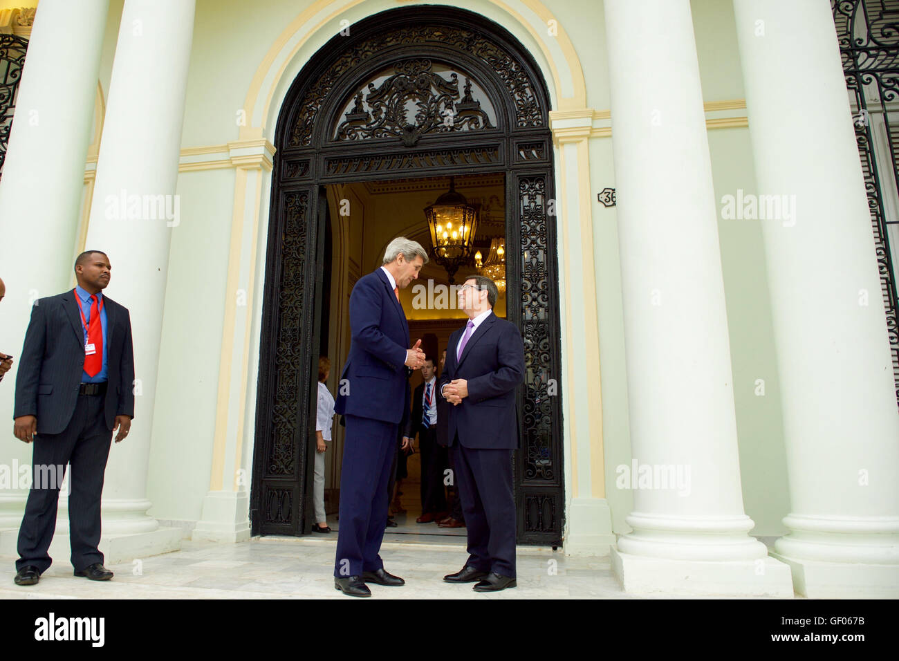 Kerry secrétaire serre la main du ministre des Affaires étrangères cubain Rodriguez après leur réunion bilatérale à La Havane Banque D'Images