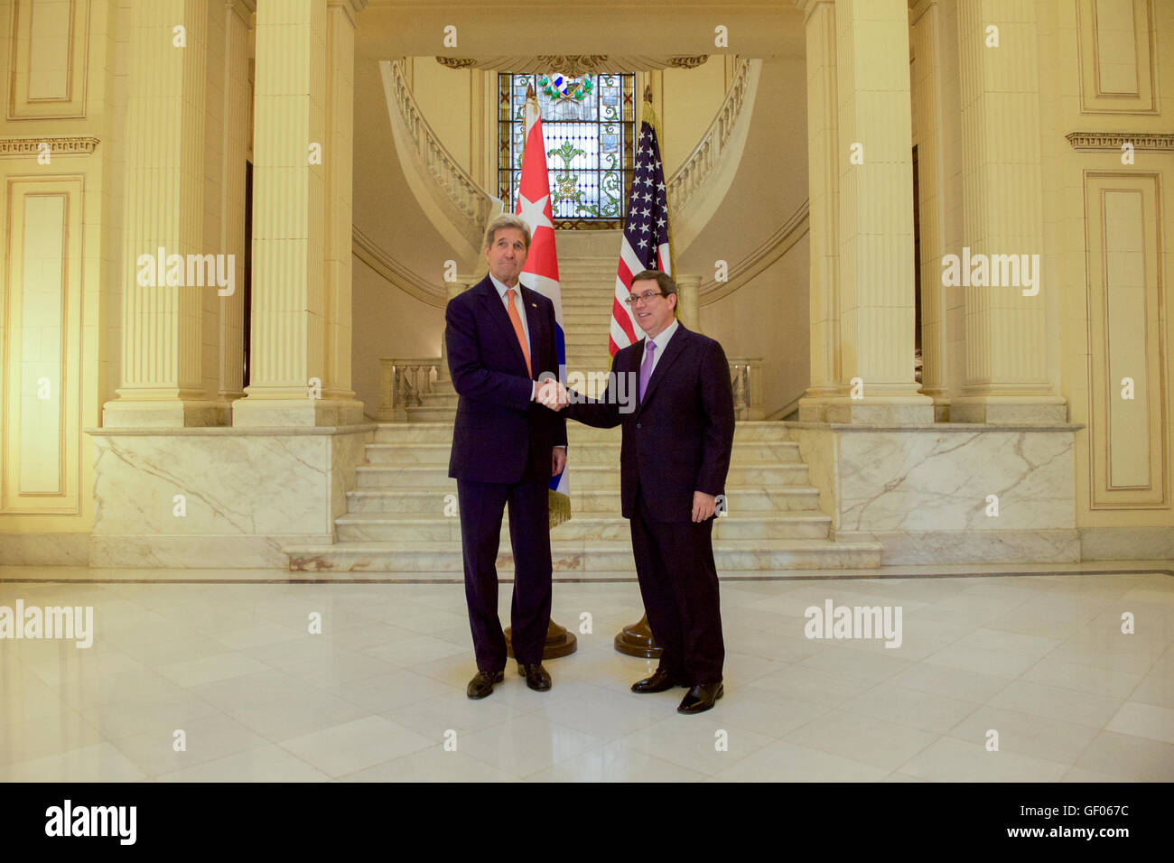 Kerry secrétaire serre la main du ministre des Affaires étrangères cubain Rodriguez avant leur réunion bilatérale à La Havane Banque D'Images