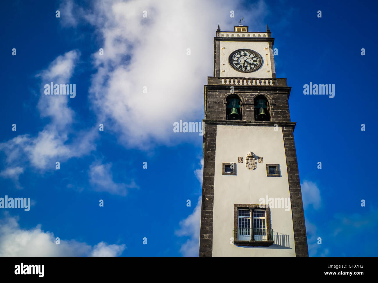 Tour de l'horloge de l'église de San Sebastian à Ponta Delgada à Ponta Delgada, île de Sao Miguel, Açores, Portugal Banque D'Images