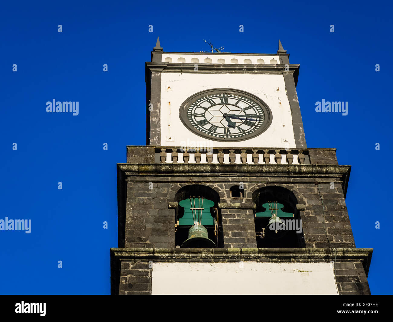 Tour de l'horloge de l'église de San Sebastian à Ponta Delgada à Ponta Delgada, île de Sao Miguel, Açores, Portugal Banque D'Images