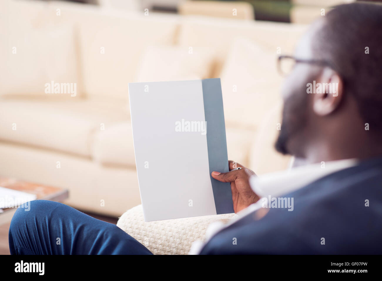 South American man holding blank paper Banque D'Images