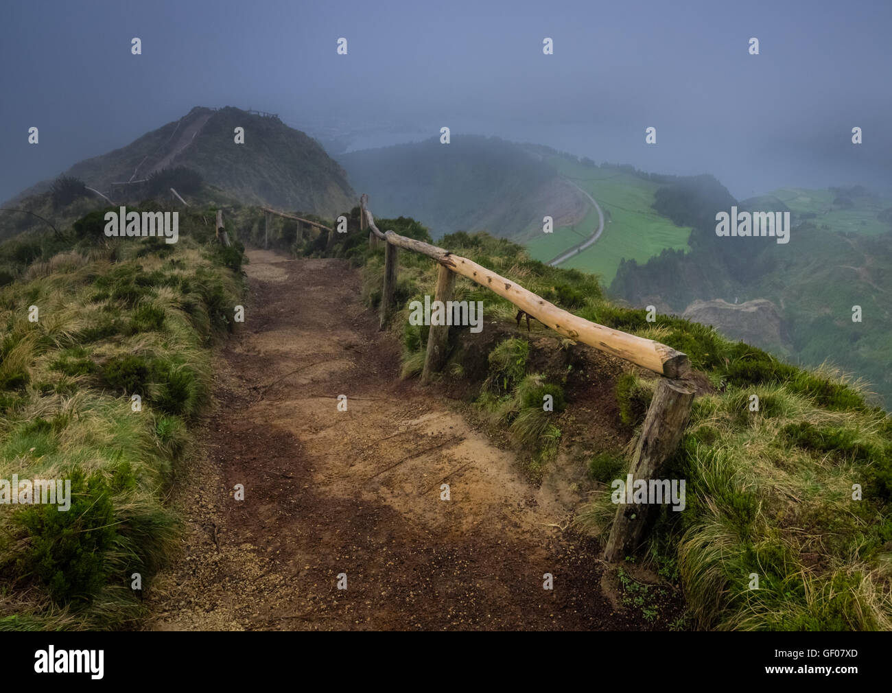 Chemin d'accès à l'angle de la Sete Cidades deux lacs de cratère, Lagoa Verde et Lagoa Azul, l'île de São Miguel, Açores, por Banque D'Images