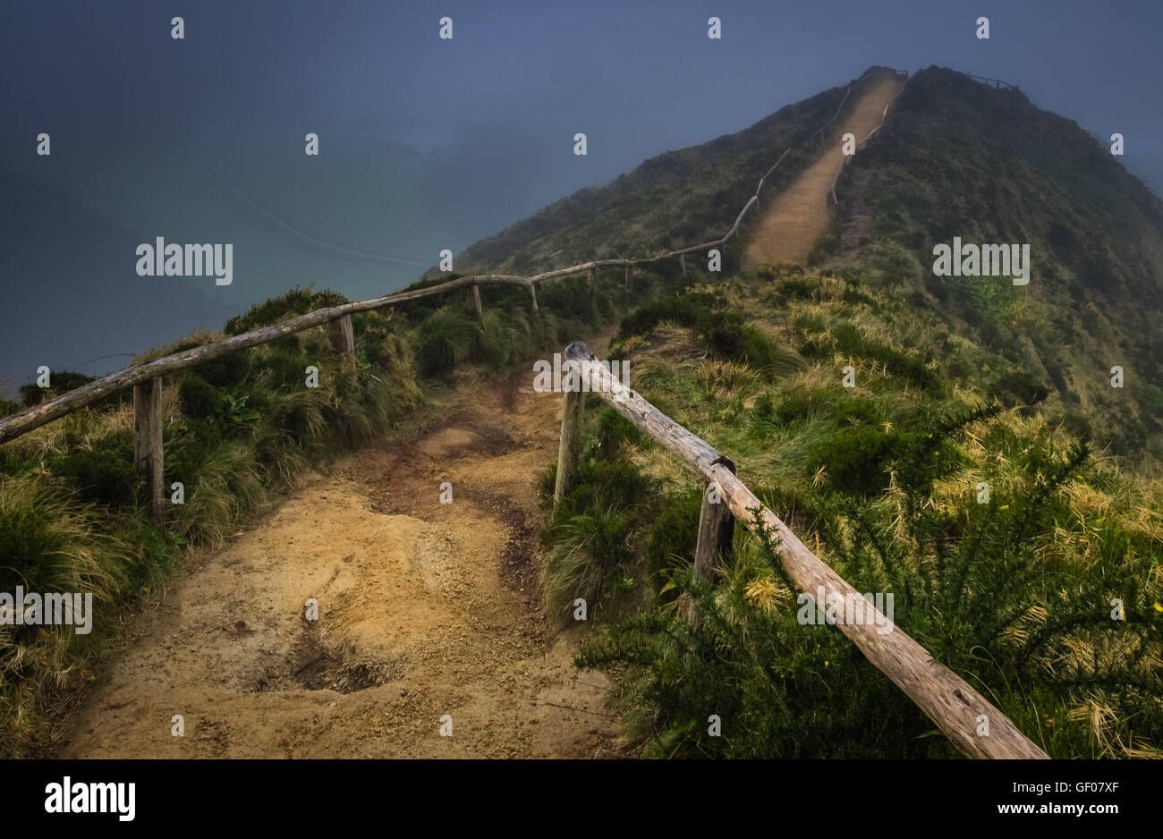 Chemin d'accès à l'angle de la Sete Cidades deux lacs de cratère, Lagoa Verde et Lagoa Azul, l'île de São Miguel, Açores, por Banque D'Images