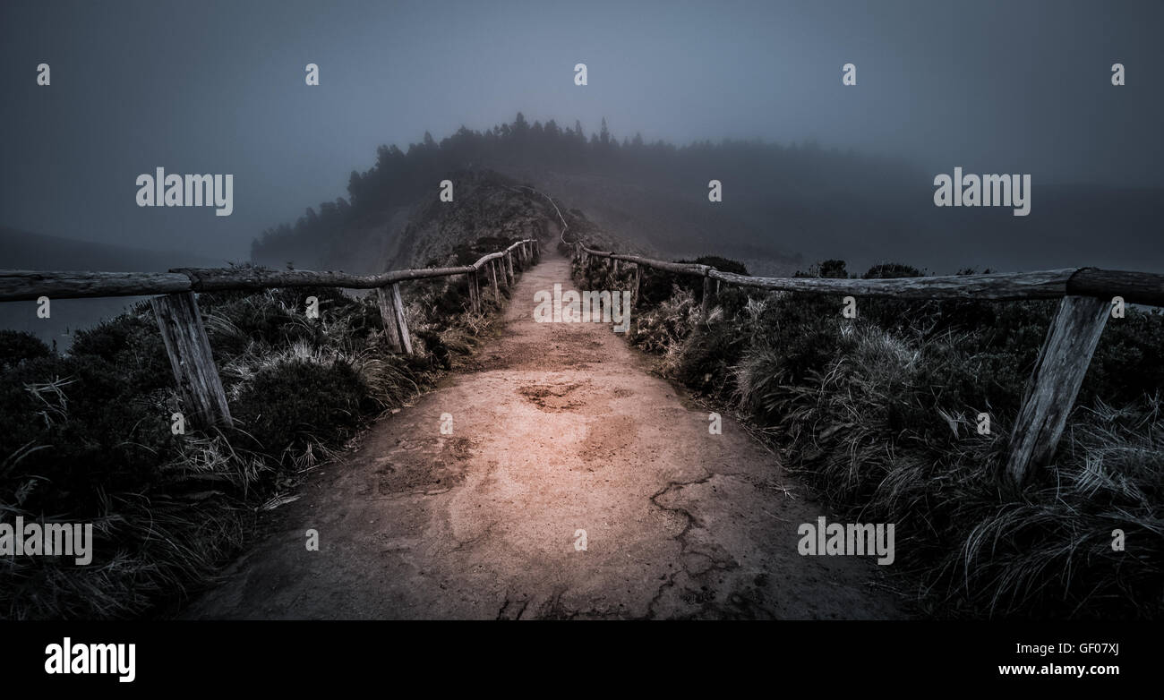 Chemin d'accès à l'angle de la Sete Cidades deux lacs de cratère, Lagoa Verde et Lagoa Azul, Sao Miguel, Açores, Portugal Banque D'Images