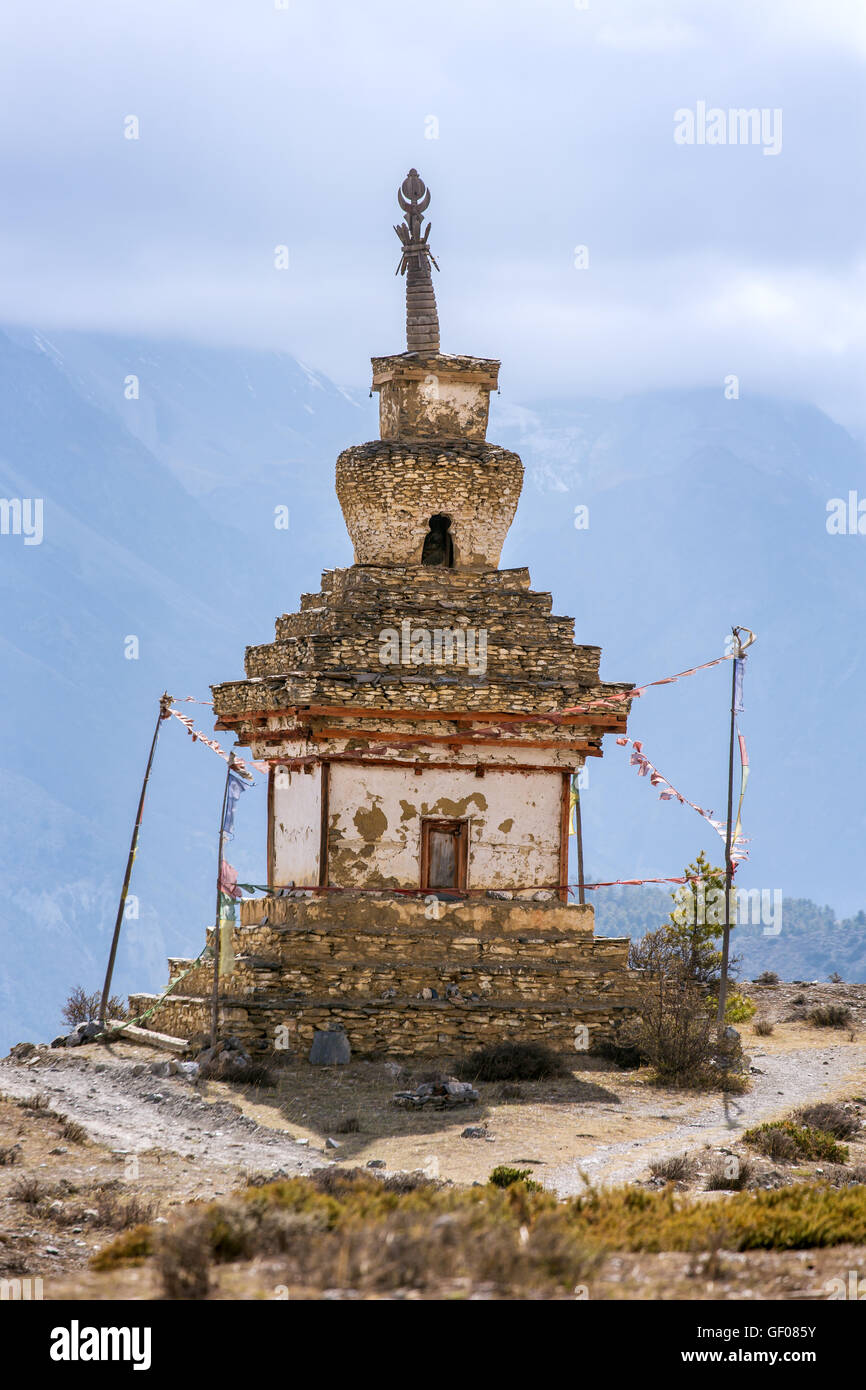 Stupa bouddhiste traditionnel vieux dans les montagnes du Népal. Circuit de l'Annapurna Trek Banque D'Images