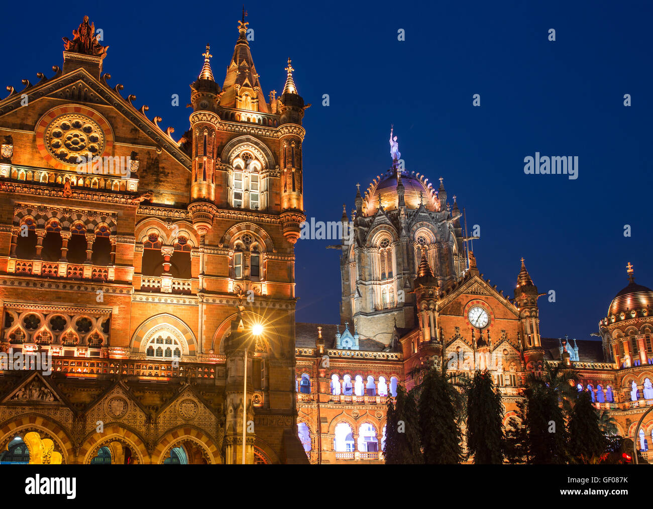 Terminus Chatrapati Shivaji Terminus Victoria précédemment connu sous le nom de Mumbai, Inde. Panorama Ninght Banque D'Images