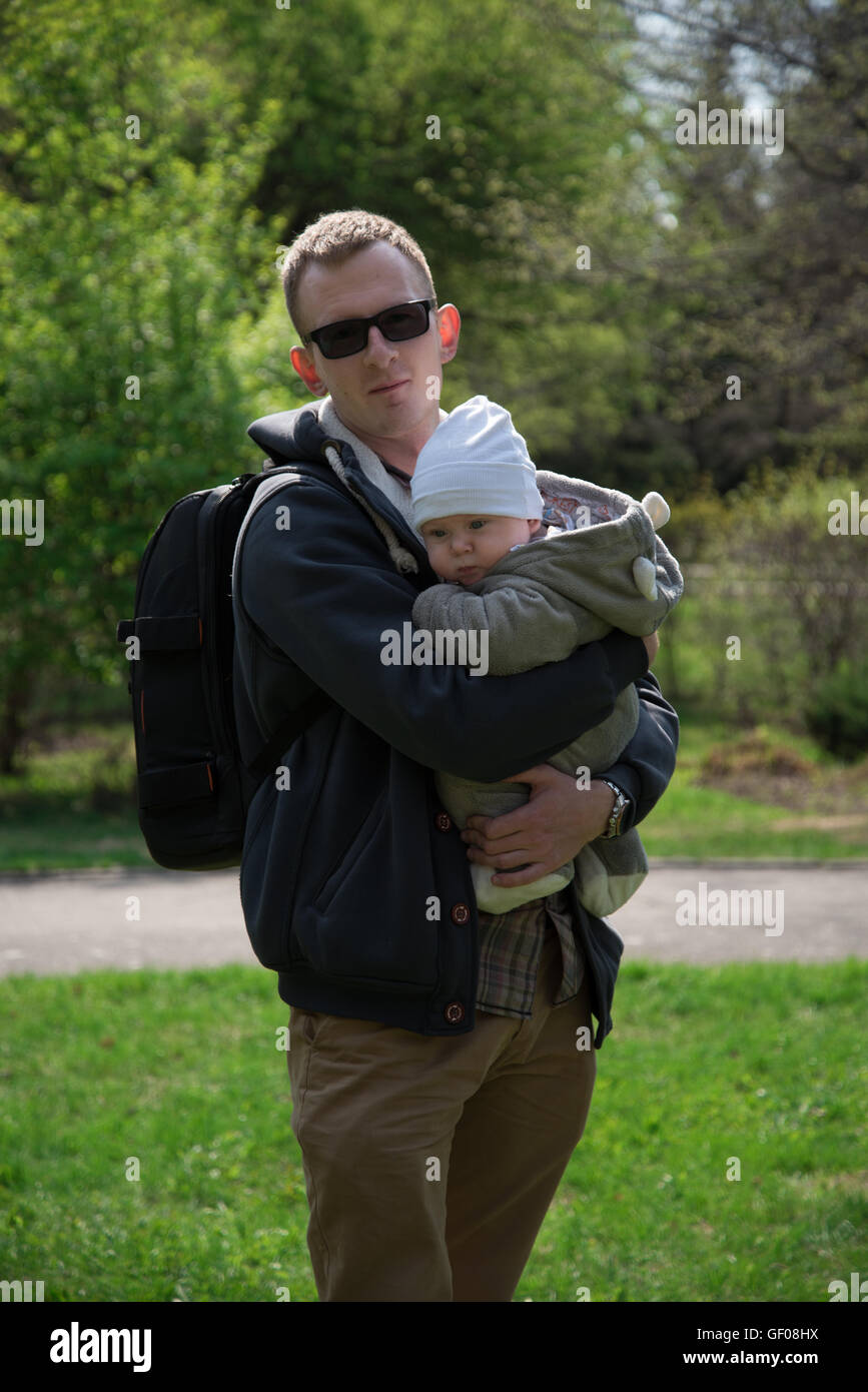 Papa avec le bébé dans le parc Banque D'Images