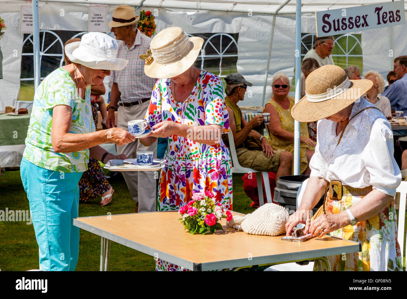 Dames âgées avec des tasses de thé, de Withyham Fete, Withyham, Sussex, UK Banque D'Images
