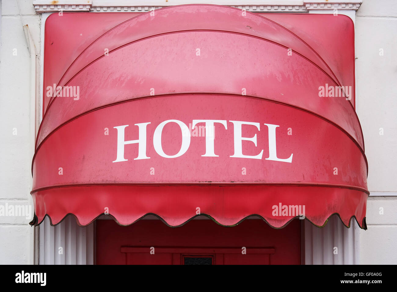 Entrée de l'hôtel rouge avec auvent rouge comme signe de l'hôtel. Banque D'Images