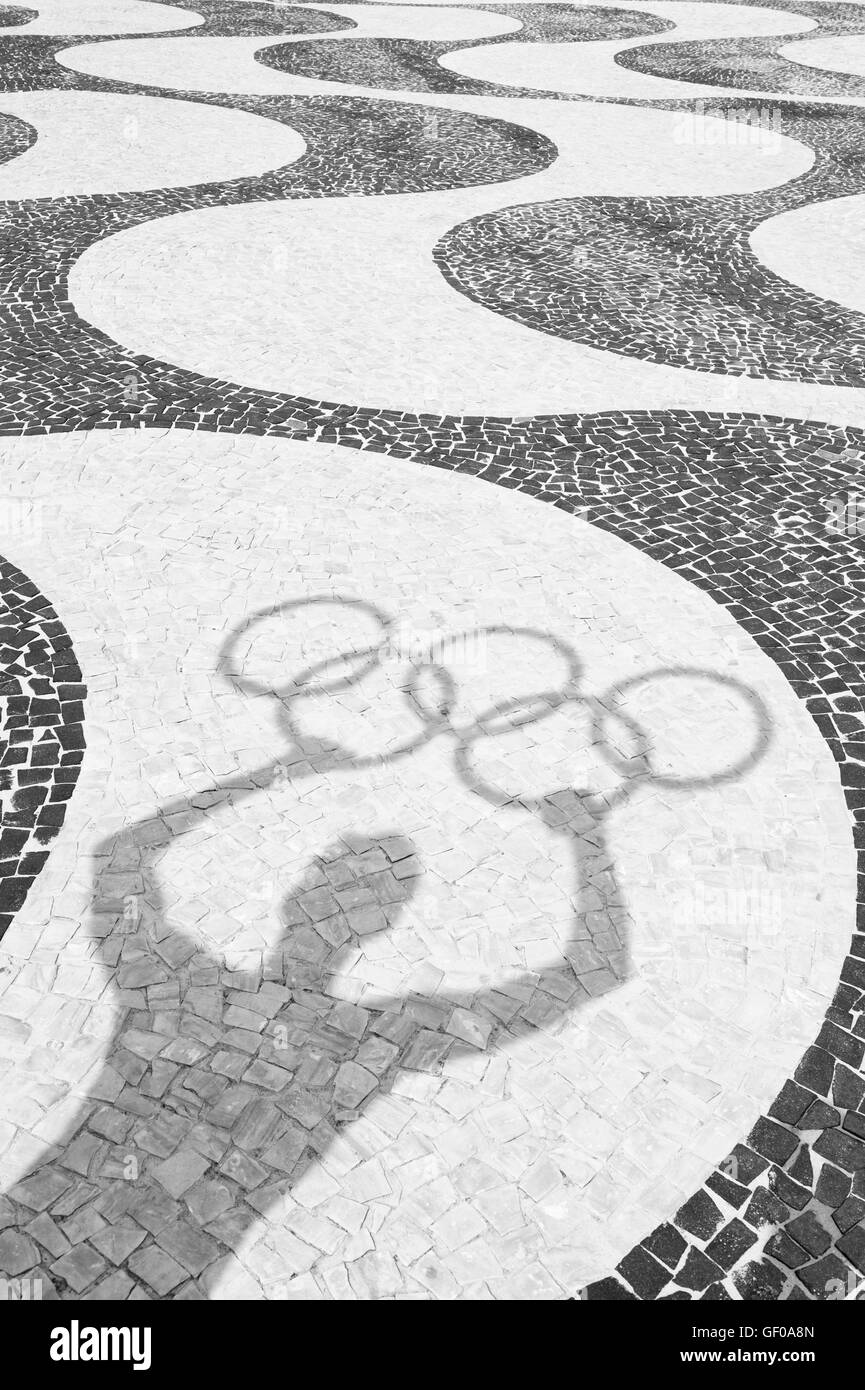 RIO DE JANEIRO - Mars 20, 2015 : ombre d'athlète holding anneaux olympiques sur la tuile fond de la plage de Copacabana. Banque D'Images