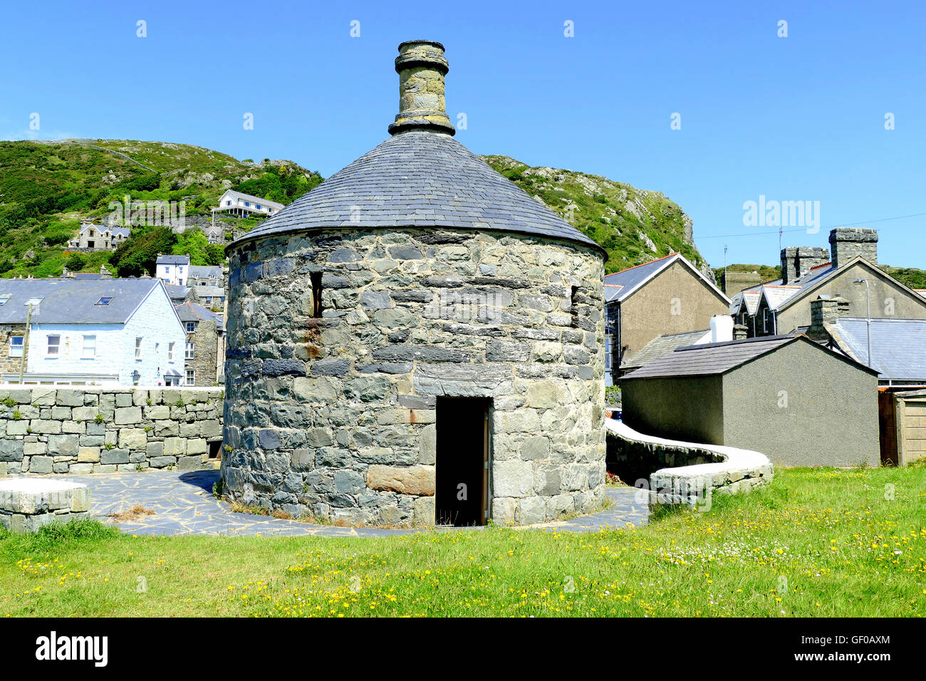 Barmouth, Pays de Galles, Royaume-Uni. Le 19 juillet 2016. Un bâtiment en pierre sous un toit en ardoise, le roundhouse a été érigée en 1834 comme une prison. Banque D'Images