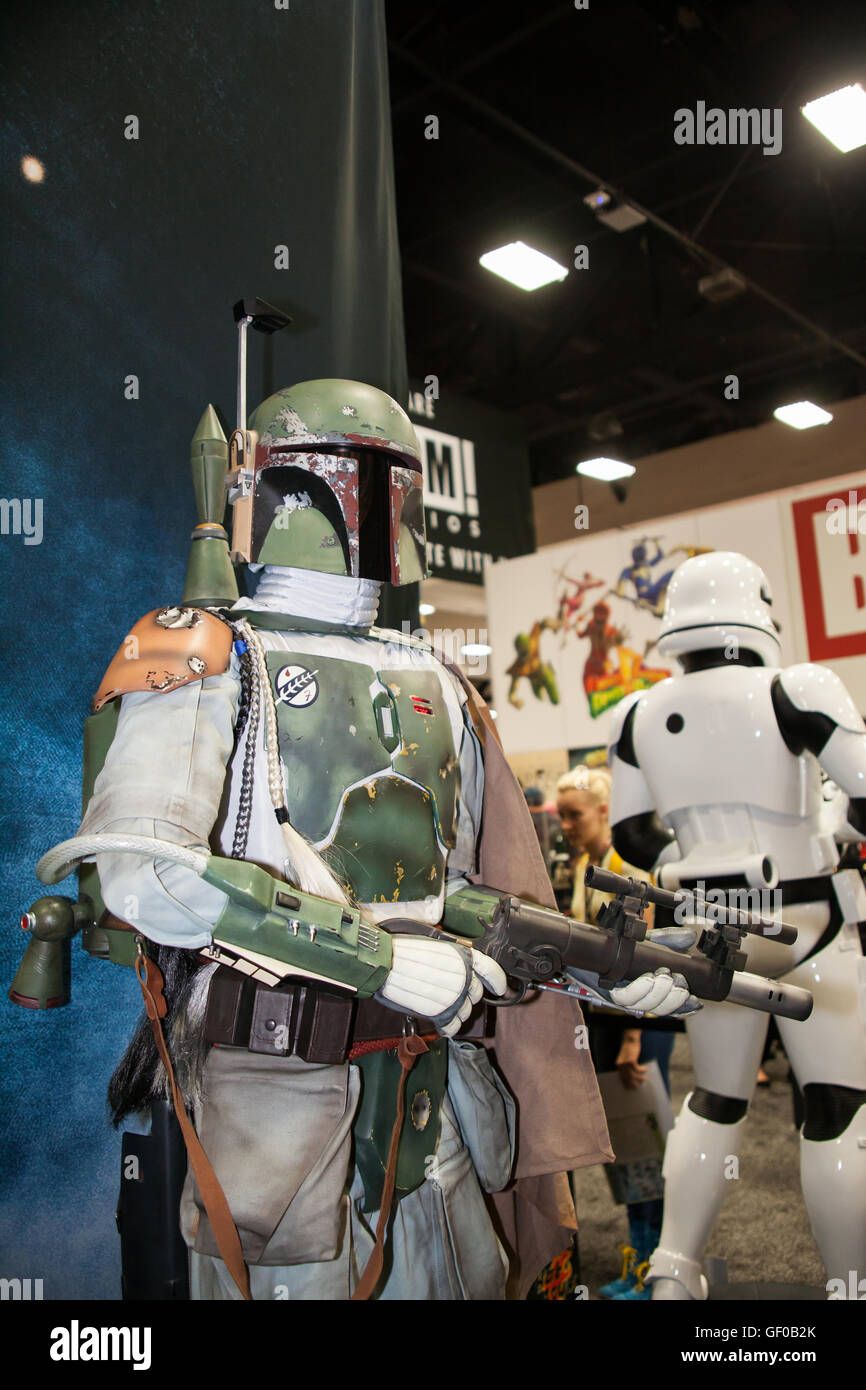 Taille de la vie des répliques de costumes de personnages de Star Wars Boba  Fett, Dark Vador et les gardes impériaux sur l'affichage à San Diego Comic  Con Photo Stock - Alamy