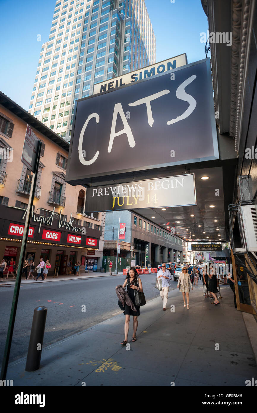 Le chapiteau de la Neil Simon Theatre affiche fièrement le logo de la comédie musicale "Cats" qui est d'avoir sa première reprise américaine, vu le mardi 26 juillet, 2016. En maintenant un aperçu de la comédie musicale d'Andrew Lloyd Webber ouvre le dimanche 31 juillet. 'Cats' a été mise sur Broadway, de Octobre 1982 à septembre 2000. (© Richard B. Levine) Banque D'Images